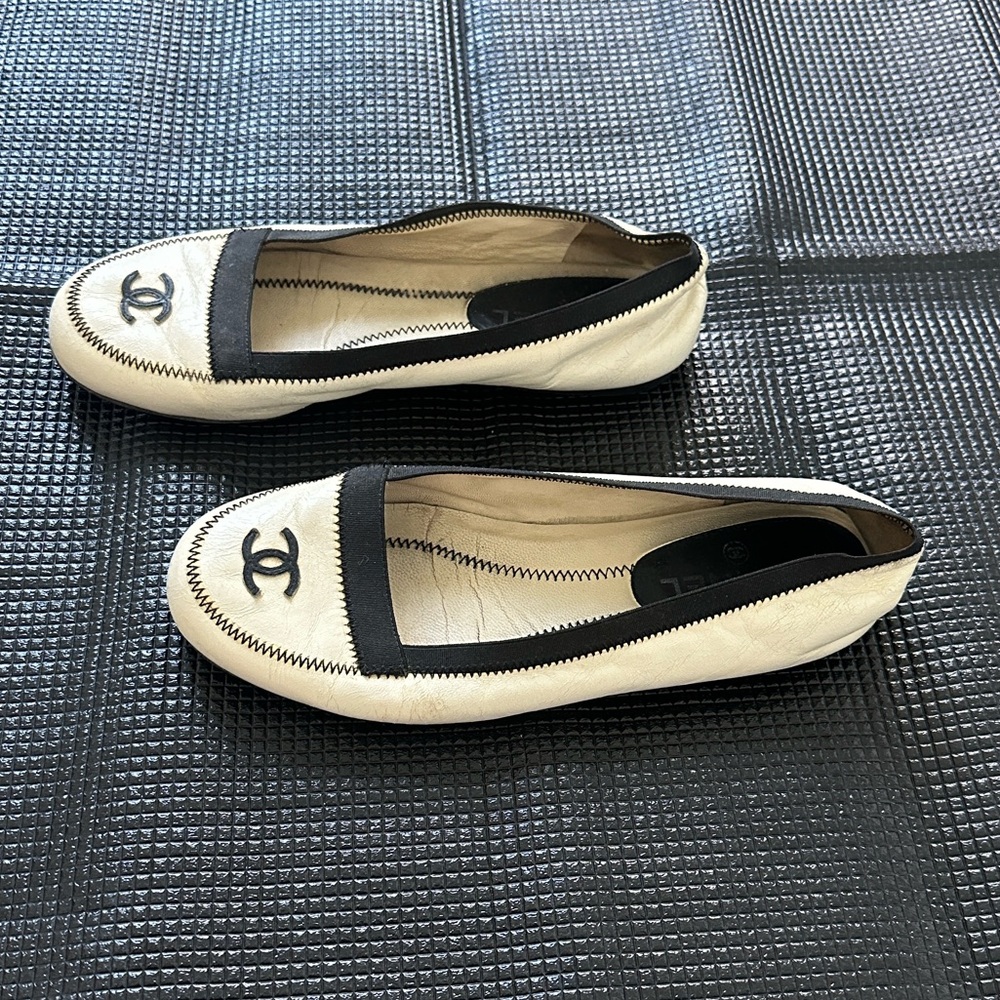 CHANEL Cream and Black Leather Ballet Flats - Picture 8 of 11
